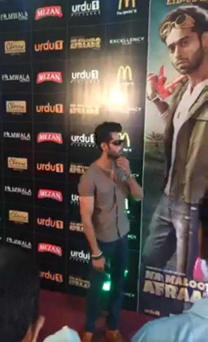 bizzblogs_'s tweet photo. #NaMaloomAfrad2 #Trailerlaunch #Happeningnow @fahadmustafa26 @Mohsin_AHaider @sanafahd26 
Fahad is looking awesome 😍😍 #someclick https://t.co/Oglemcfoo3