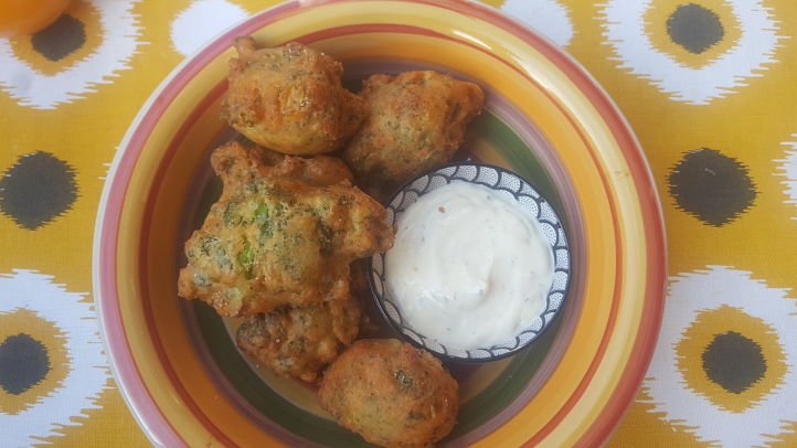 Curuuba's tweet photo. Unos ricos buñuelos de brócoli y nada de culpa por salirte de la dieta. La receta está en https://t.co/Uhk3Dm7kmR https://t.co/zX41J1zilc
