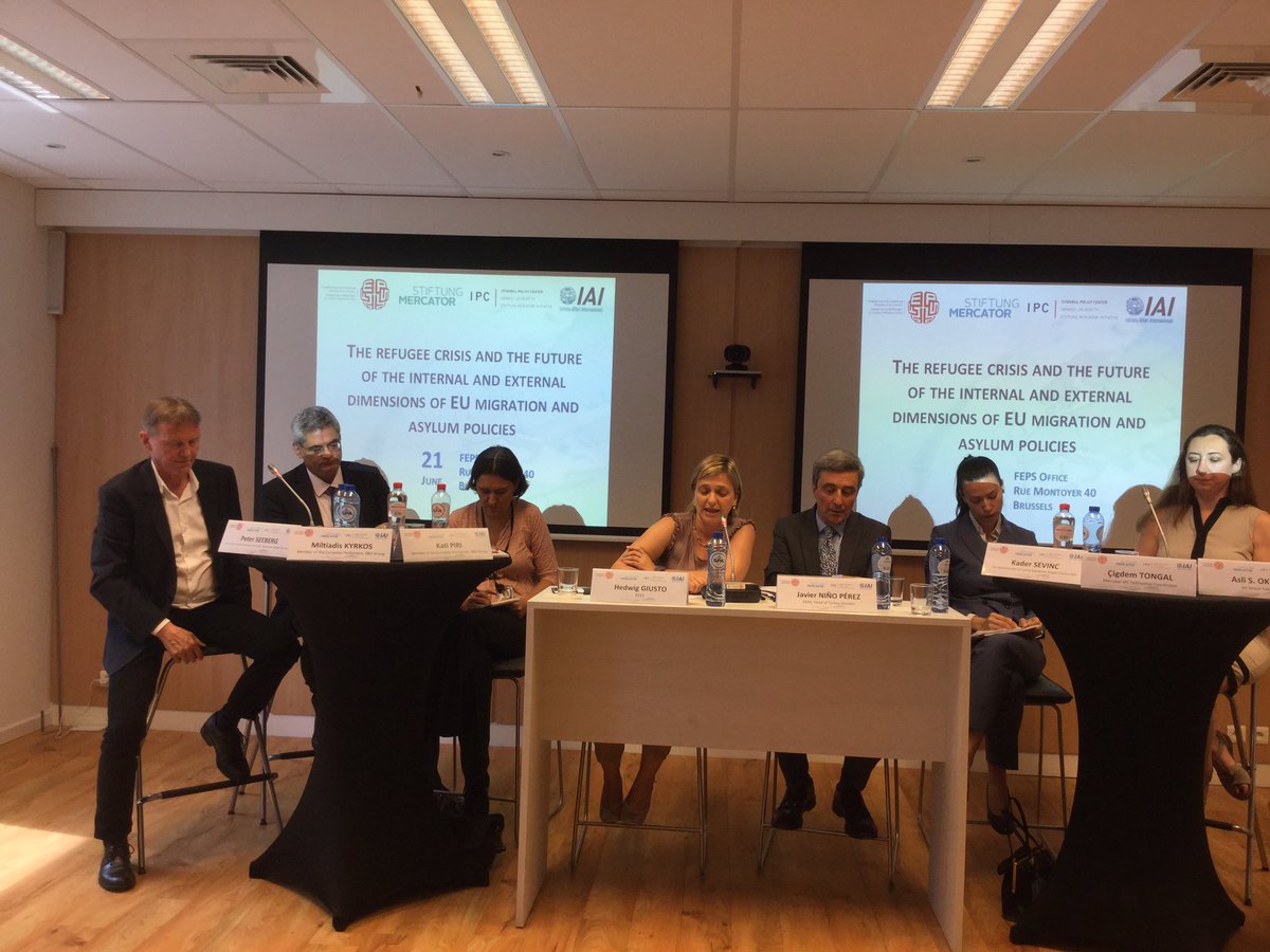 FEPS_Europe's tweet photo. Analysing the external & internal dimension of EU migration & asylum policies in the context of #RefugeeDayِ #GlobalTurkey #MigrationEU https://t.co/CcAjMgtg9Q