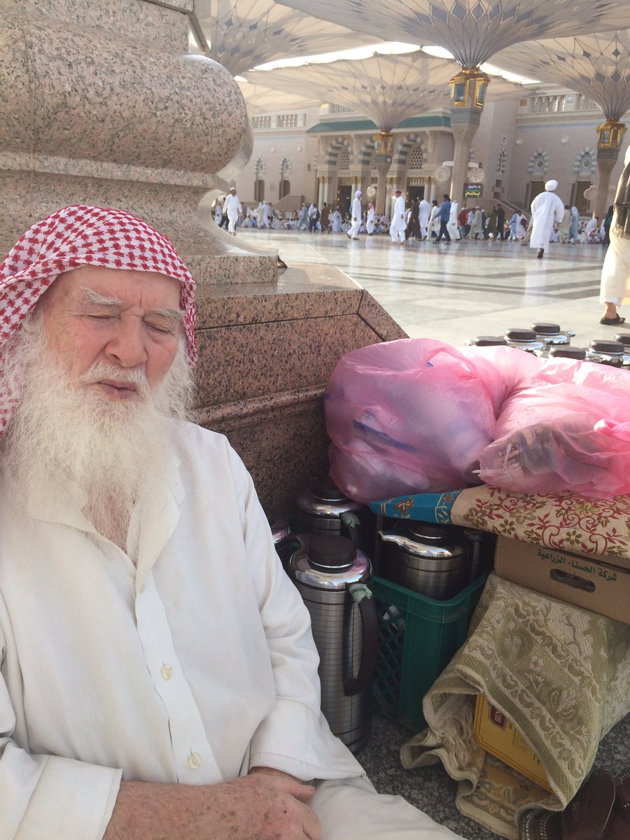 pusomus's tweet photo. A 90 year-old man serves fasting #muslims with 30 thermos of tea and #coffee everyday in the holy #mosque of Al-Madina for the past 27 years https://t.co/pDyAvEmiZq