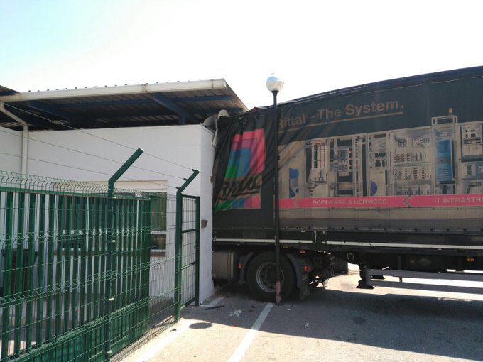 Un hombre empotra su camión contra la fábrica de Iveco en la que trabajan muchos sanfernandinos Un hombre empotra su camión contra la fábrica de Iveco en la que trabajan muchos sanfernandinos