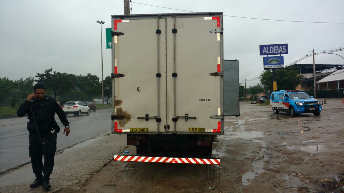 PMERJ's tweet photo. 🚨🚔Policiais do #BPVE recuperaram mais um caminhão de cargas roubado, na altura da Vila Kennedy. #ValorizeQuemTeProtege #ServireProteger https://t.co/RwIqg1yJwN