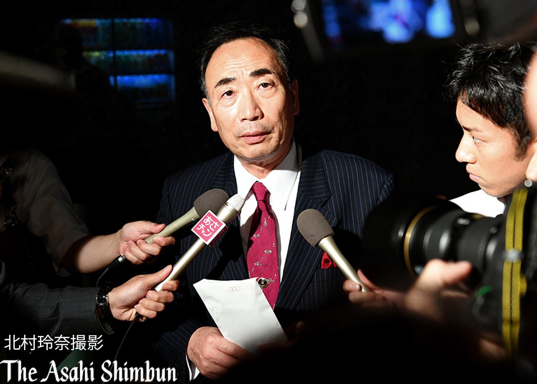 各メディアはどう表現する 不自然すぎる森友学園 籠池氏の 本人が100万円だと主張する紙の束 Togetter