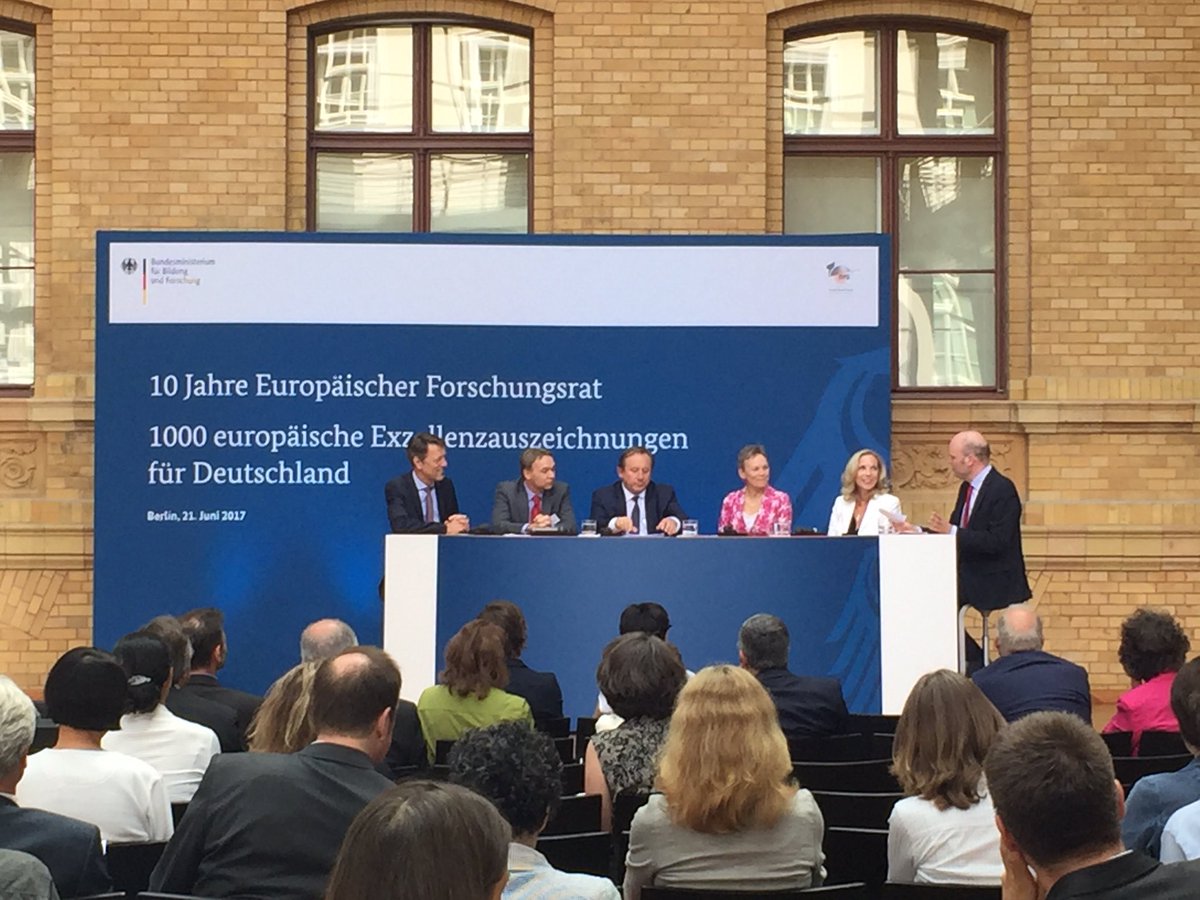 about_the_event's tweet photo. @Georg_Schuette diskutiert mit hochrangig besetztem Panel "Deutschland im europäischen Exzellenzwettbewerb", @BMBF_Bund #erc10years https://t.co/6kGc2MoVjz