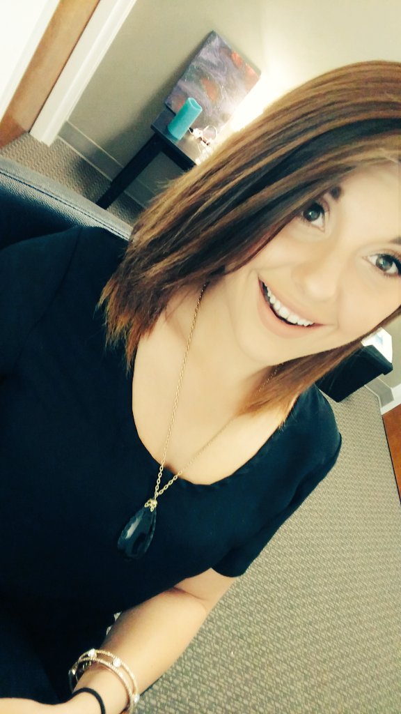 ShaeLynnXoX's tweet photo. Good morning and happy #NationalSelfieDay thanks @MyCamStarPlus for my new selfie stick. 🙌🙌🙌I'm good at charades who knew? Cum see me live! https://t.co/RrsMjdsyBB