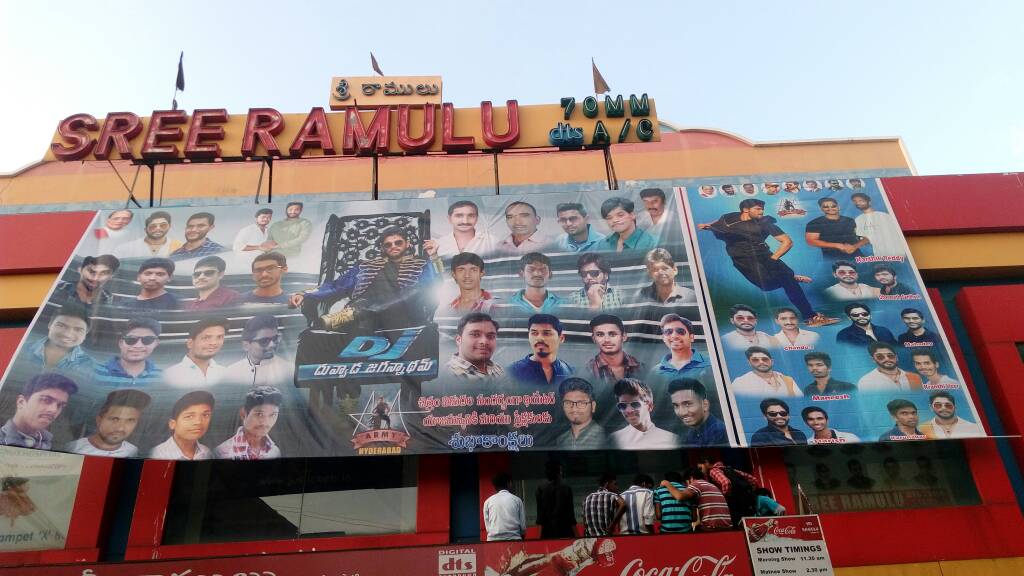 ShivaAryaa's tweet photo. #DJ celebrations started at all the theatres in #Hyderabad 😍 #AlluArjunArmyHyd 💪 #JaiBunny😘 https://t.co/xs3vfRdfTQ
