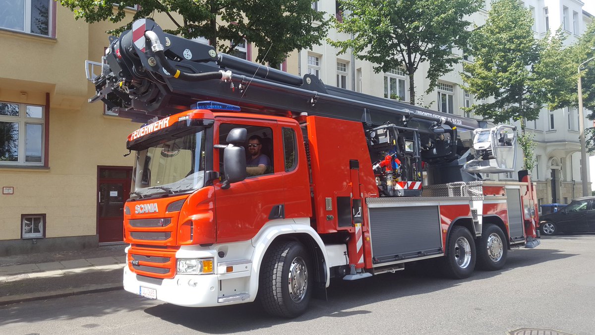 Nilos78's tweet photo. Aktuell keine Parkplätze in Gohlis. Der neue Firmenwagen blockiert alles. https://t.co/lgshrS6ffb