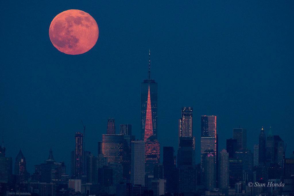 ScienceAlert's tweet photo. To get these kinds of shots where the moon looks very large, photographers use long range cameras. For example, in… https://t.co/mG9UYEvlcg https://t.co/GJDmC1FOpB