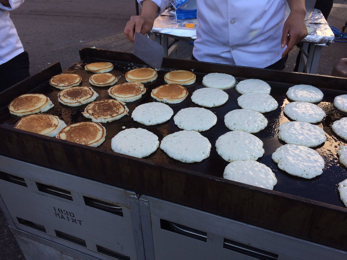 epccolorado_'s tweet photo. Mmmmmm pancakes. Get em while they're hot. #rodeo #streetbreakfast https://t.co/aCWa1T7nyc