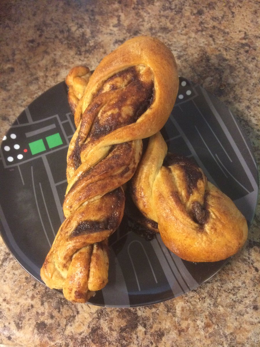 SkiBumSweets's tweet photo. Apple butter and cinnamon twists. #bread #applebutter #cinnamon #twists #starwarsplate https://t.co/dRSa6HOoAP