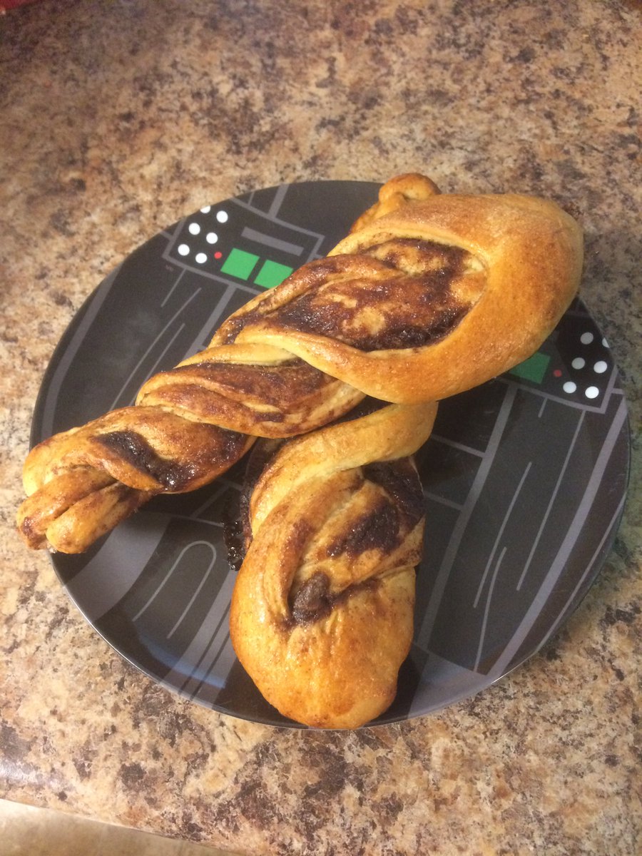 SkiBumSweets's tweet photo. Apple butter and cinnamon twists. #bread #applebutter #cinnamon #twists #starwarsplate https://t.co/dRSa6HOoAP