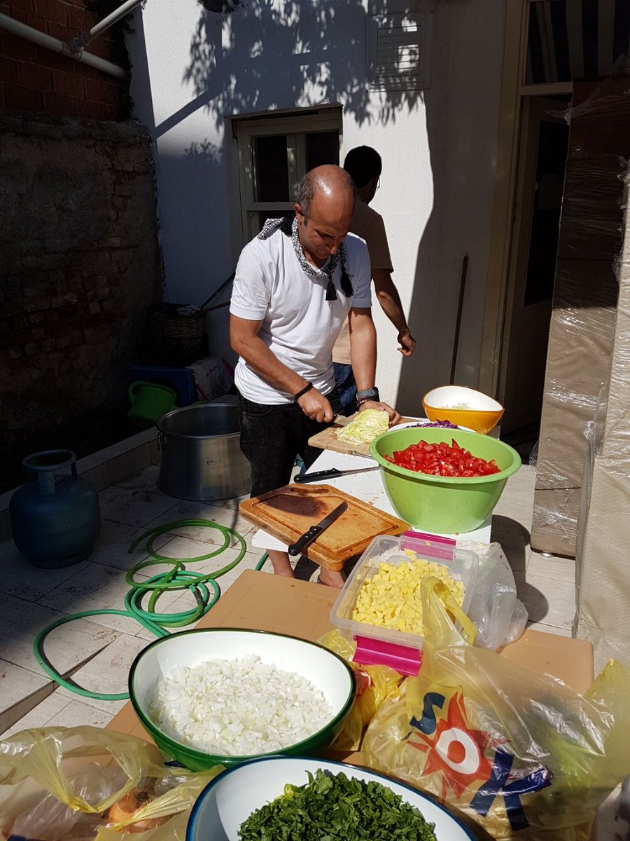 Kapilar'da dayanışma sofrasi için hazırlıklara başladık! Yardıma bekliyoruz! 
#DunyaMultecilerGunu
<a href="/aforgutu/">Amnesty Türkiye</a>