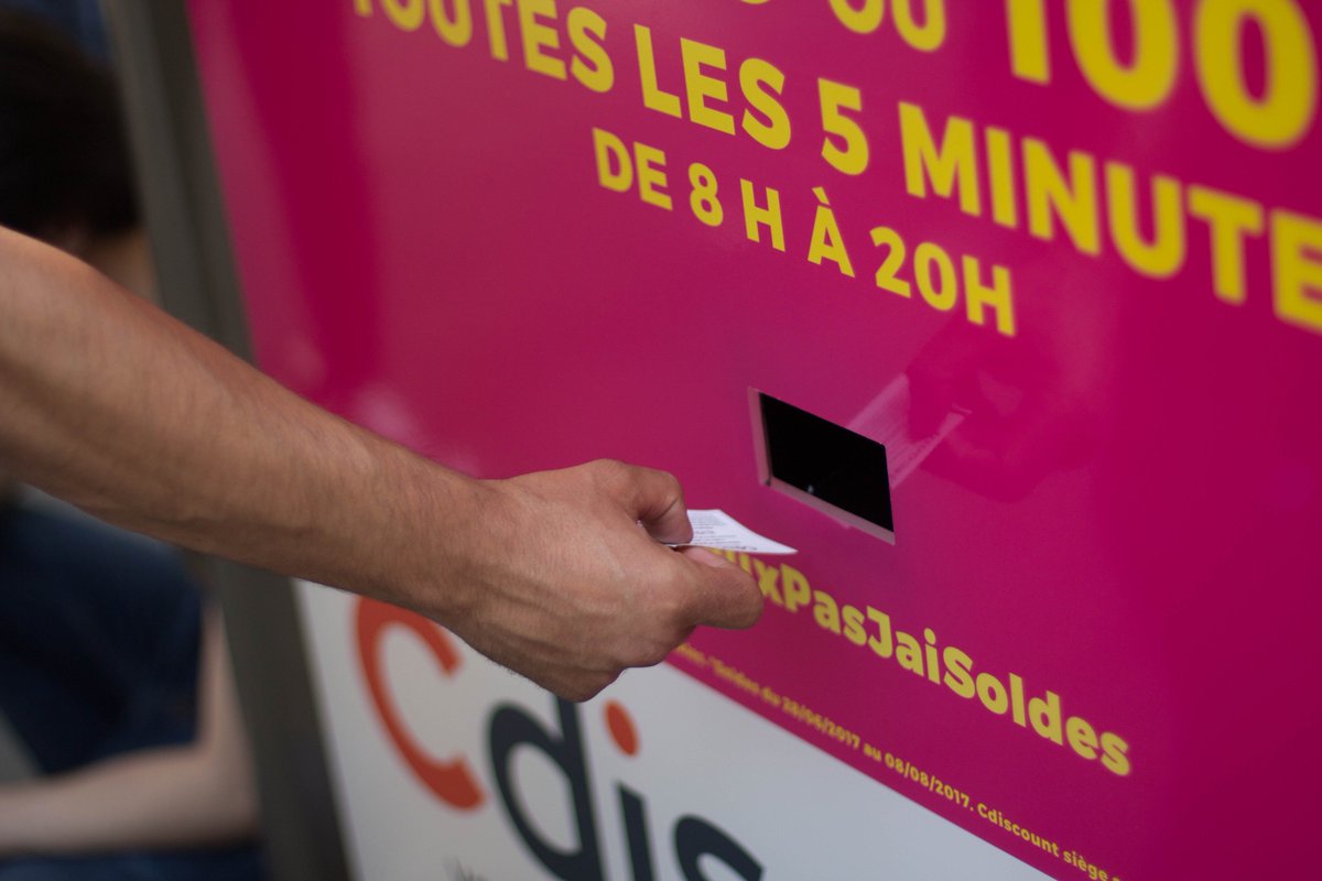 JCDecaux_France's tweet photo. À l’occasion des soldes, @Cdiscount et JCDecaux Live transforment des abribus à Paris, Lyon et Marseille https://t.co/Oj21xbfUE9 https://t.co/6uHouYnfY1