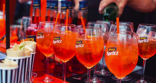 LesEchos's tweet photo. Aperol veut faire toujours plus pétiller son spritz https://t.co/egTnEOBOlO https://t.co/q7uW3lWsud