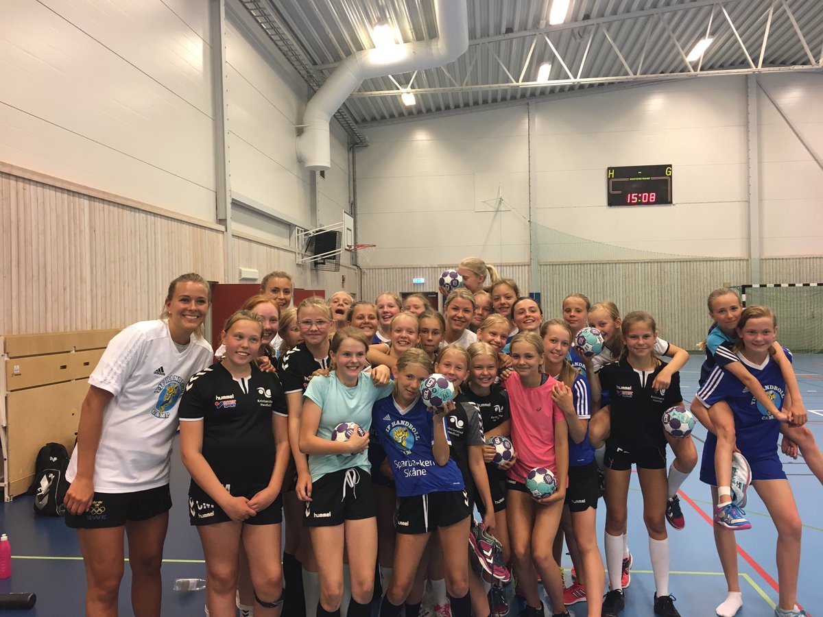 Dag 2 avklarad med framtidens spelare på <a href="/yifcamp/">YIF Handboll Camp</a> 2017 tillsammans med <a href="/MThrn/">Martina Thörn</a> och Bella 👌🏼🤾🏼‍♀️ #yif #yifcamp2017