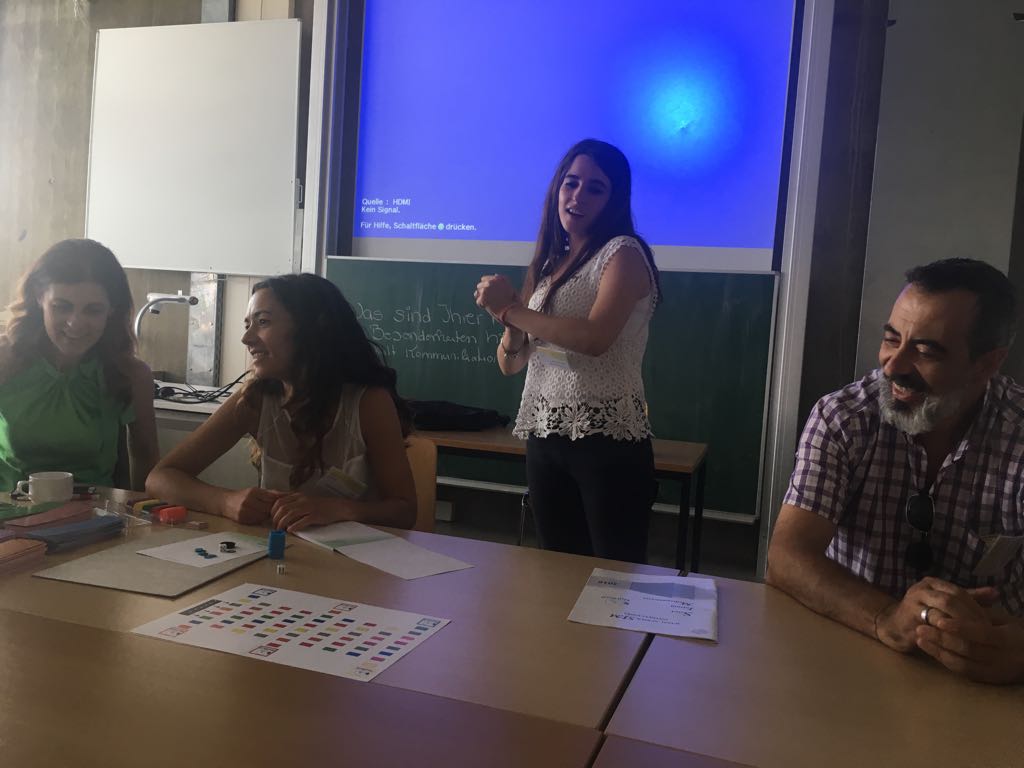 NurSus_EU's tweet photo. @lmnaps explicando el juego SIM del tema salud infantil y medioambiente. El equipo español de #Nursus jugando y evaluando el SIM https://t.co/hil1vUIi9u