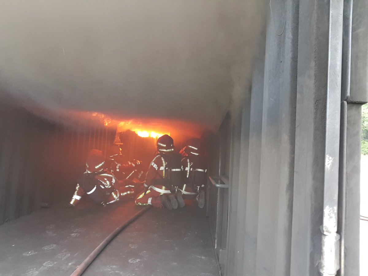 Alphat2fire's tweet photo. 32°c outdoor a little bit warm
But a good fire training trainer 
#alphat2fire #sdis30 #firetrainingtrainers https://t.co/Mj5KWEJuzb