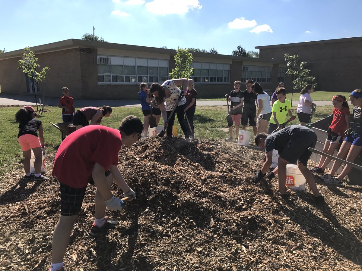 mrmcmahonsays's tweet photo. #guardiansgiveback @stgcschool gr 7 and 8s helping out in the school yard today https://t.co/jw17vv55sw