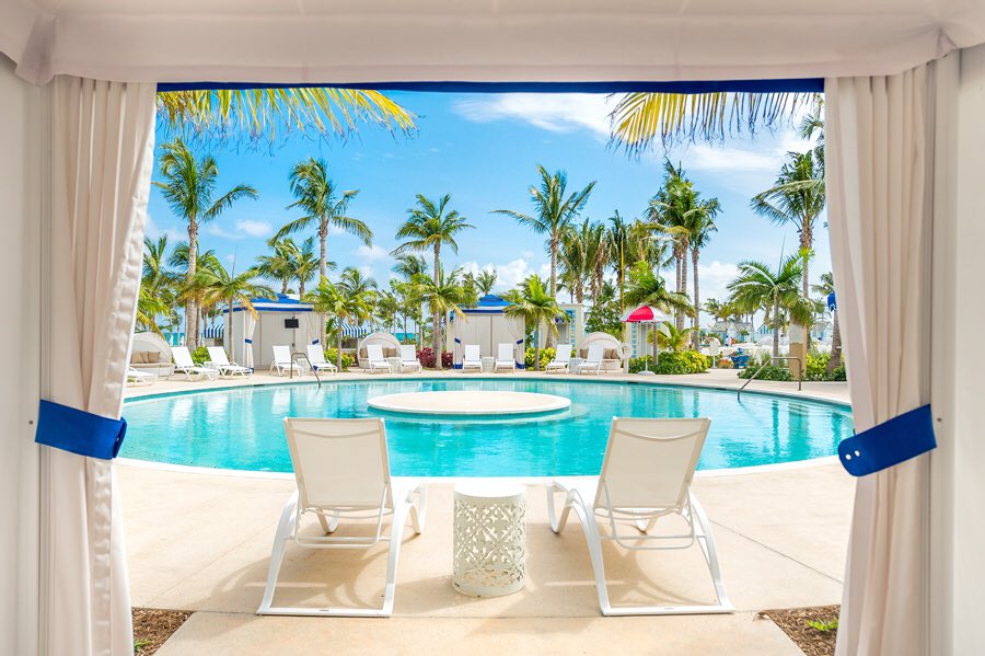 HyattBahaMar's tweet photo. Summer is officially in season! #BlueSkies #PoolsideService #PalmTrees #WorldOfHyatt #GrandHyatt #Bahamas https://t.co/zHSDihqcKm