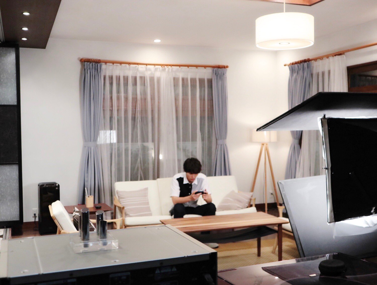 公式 愛してたって 秘密はある 昨日ご紹介したセット 黎 福士蒼汰 くんと晶子 鈴木保奈美 さんのお家でした 爽 川口春奈 とのある胸キュン写真 を見ている黎くん 愛ある 日テレ 7月16日sun夜10時スタート 福士蒼汰 前回の