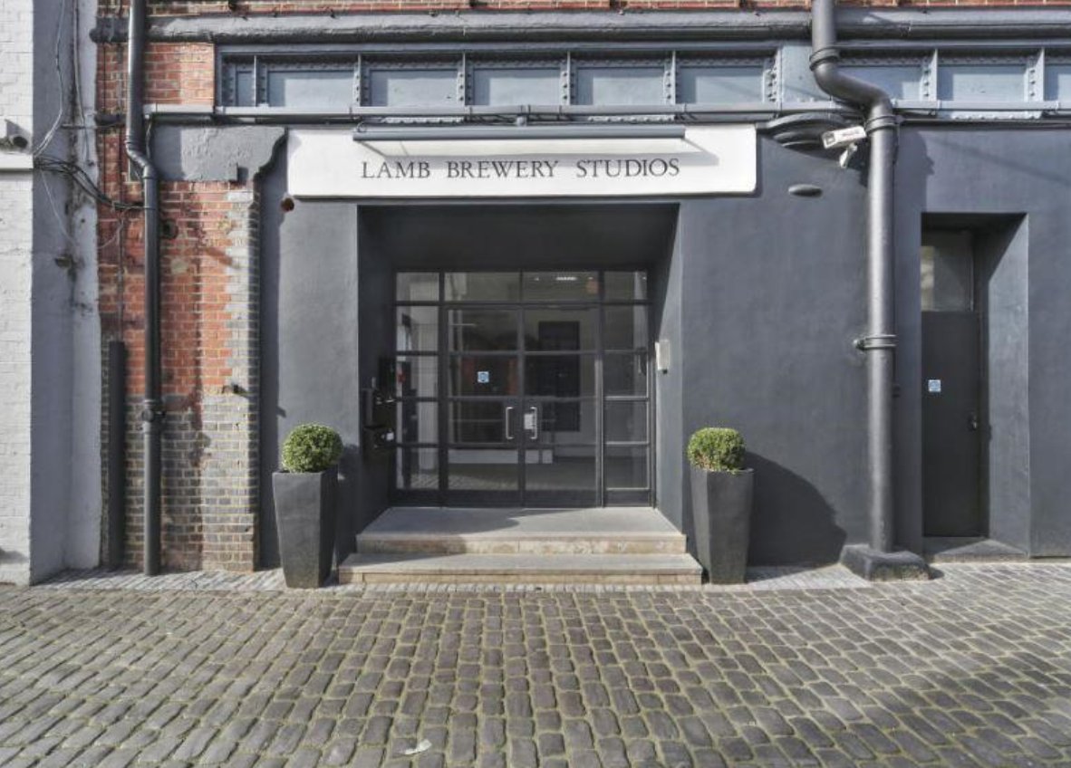 lt_property's tweet photo. If you want to see some of the most weird and wacky #properties listed for rent this month then click this link https://t.co/Q0uwiUC9I1 https://t.co/p4zF2i4hy5