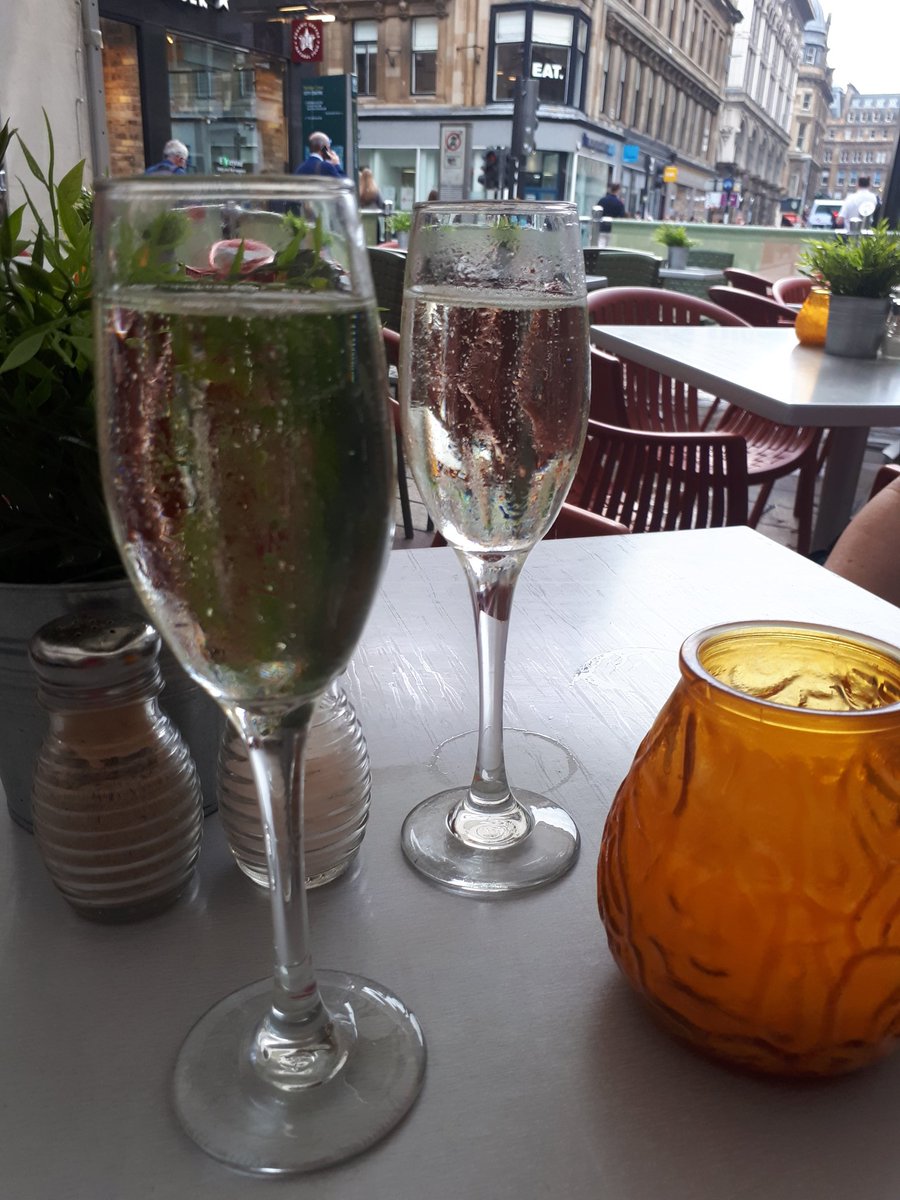 mariablavery's tweet image. Prosecco in the rain #Glasgowsummer