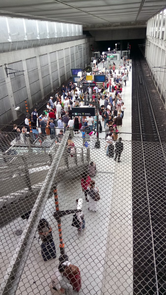Fatimacherai's tweet photo. @RERB ni la sncf ni la ratp ne sont au courant je vous informe après 30min d'attente il y a un problème sur le rer B, merci https://t.co/j2soLDVQQI