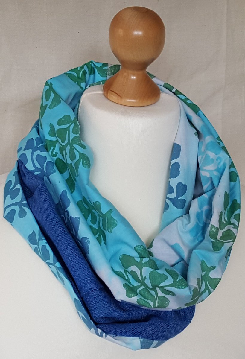 HeatonsArtTrail's tweet image. Ruth Hartmann silk scarves, printed silks inspired by botany @HeatonsArtTrail 1st &amp;amp; 2nd July #heatonsartstrail #superwow😍