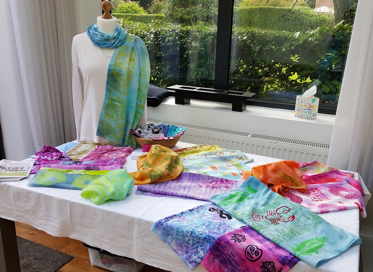 HeatonsArtTrail's tweet image. Ruth Hartmann silk scarves, printed silks inspired by botany @HeatonsArtTrail 1st &amp;amp; 2nd July #heatonsartstrail #superwow😍