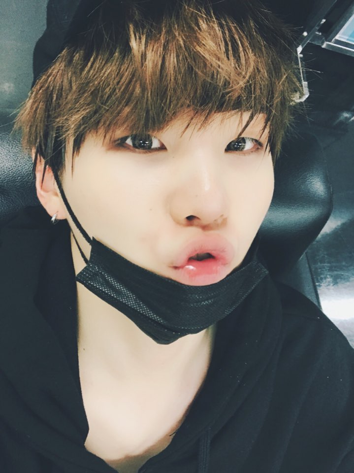 unbleachdyoongi's tweet photo. guys GuYs GUYS what if #MinDaily will now be a thing? I'm nOt REadY https://t.co/wwpdLfoh4i