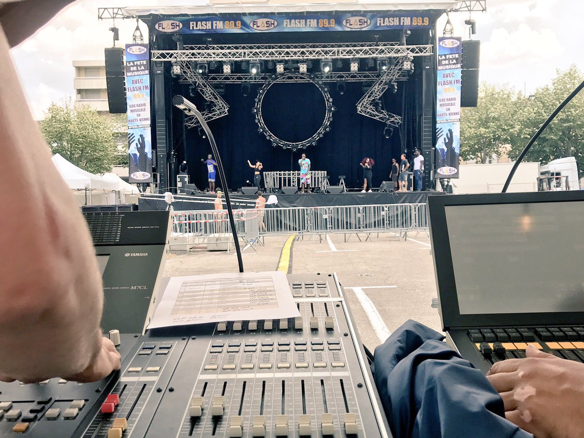 FlashFM_Limoges's tweet photo. Jour J ! on est prêt ! nous n'attendons plus que vous dés 19H sur le Champs de Juillet à #Limoges #FDMLIMOGES https://t.co/3Pc1ozNaYX