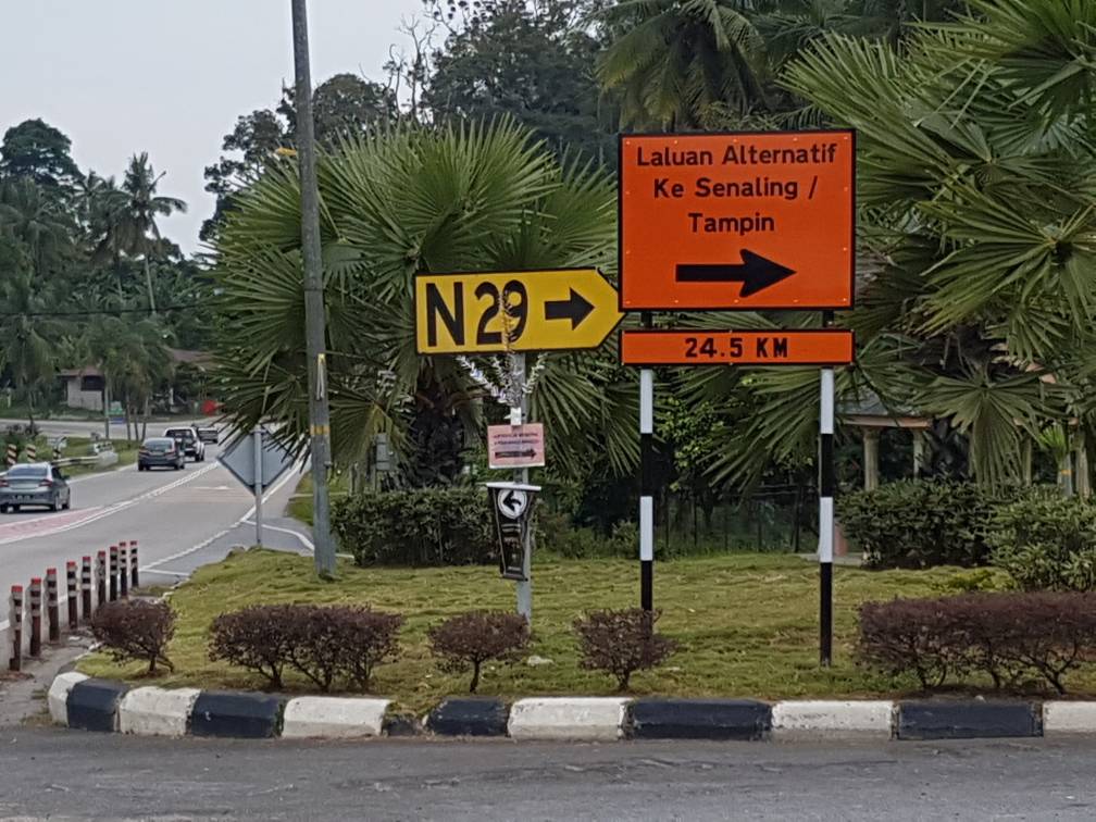 jkrkualapilah's tweet photo. Laluan Alternatif Seremban-K. Pilah Sempena Perayaan Aidil Fitri : 
1. Terachi-Seri Menanti-Senaling. 
2. Tg. Ipoh-K. Serdang-Ampang Tinggi. https://t.co/dtdXxT2d4V