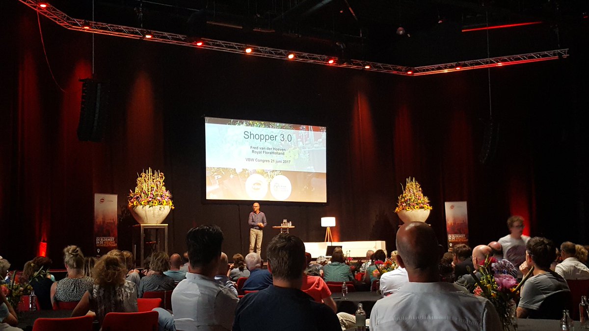 JolandaLek's tweet photo. Presentatie van Fred vd Hoeven van #RFH over de Shopper 3.0 voor de #bloemist #vbwcongres https://t.co/zzlWv9MSqQ