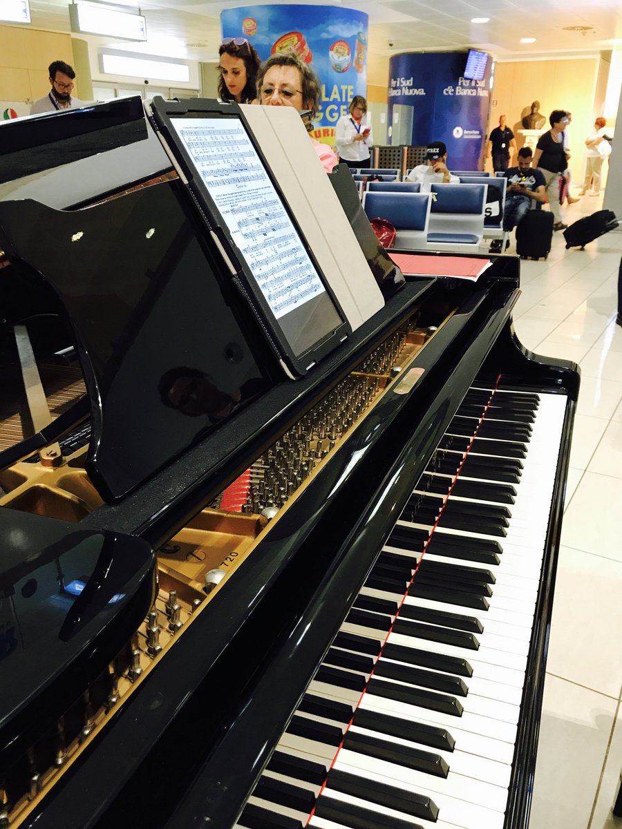 Airgest's tweet photo. Passeggeri tra le note di un pianoforte e l'interpretazione di un baritono. Successo all'aeroporto di Trapani per la festa della musica 2017 https://t.co/dcNNc3OTMC