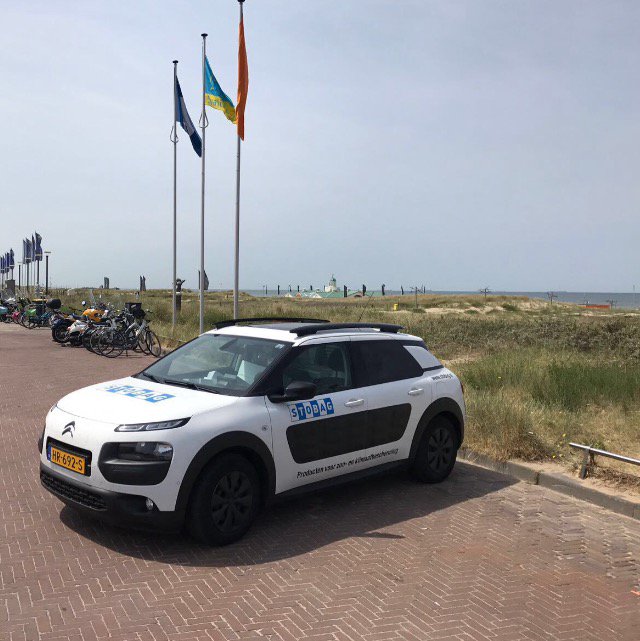 StobagBeNeLux's tweet image. STOBAG verrast in #Noordwijk en #Bloemendaal strand met het #STOBAG zonnescherm! Geen sauna in de auto dankzij STOBAG! #zomer #actie #Strand