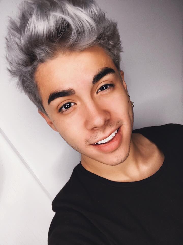 PublimetroMX's tweet photo. Ya se han tomado su #SelfieDay @mariobautista_ https://t.co/6vjN2nkox7