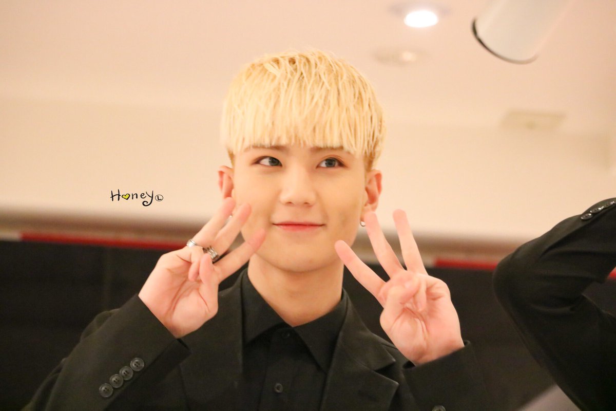 Honeylover0601's tweet photo. 【 Photo 】#AxisB #아시즈비 #アシズビ 

2017.06.21
AxisB Release Event Tour 第2弾
in ShowBox  PhotoTime📷✨

<<💌>> @AxisB_honey 👑❤️
#Honey #허니 #ホニ https://t.co/fLMfHW2A4z
