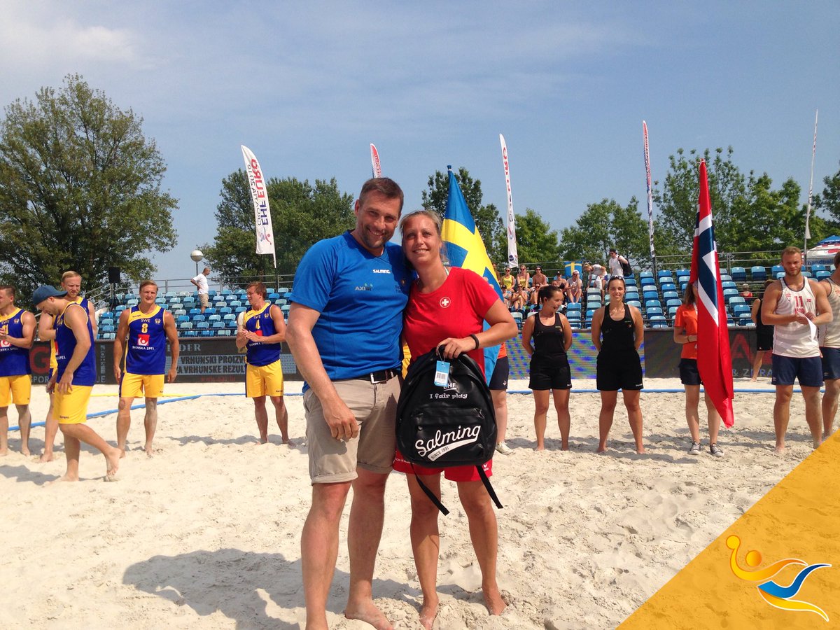Nicole Odermatt (#SUI) is presented the Fair Play award for today by Stefan Lövgren (Exe Comm.) - sponsored by <a href="/Salming_Hand/">Salming Handball</a> #beacheuro2017