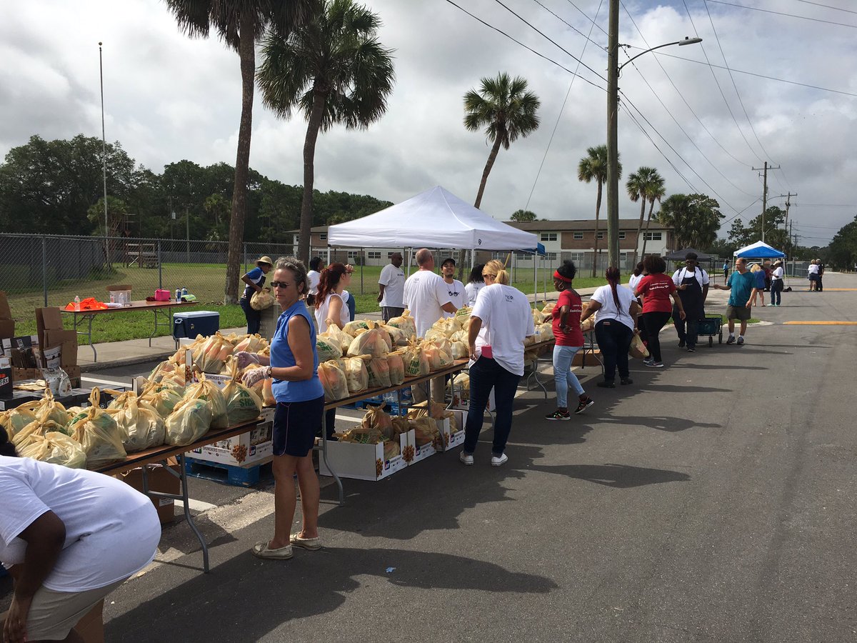 CMJoyceMorgan's tweet photo. @FarmShareFL Arlington food giveaway at Terry Parker High School..... https://t.co/HZx8Zcl4n8