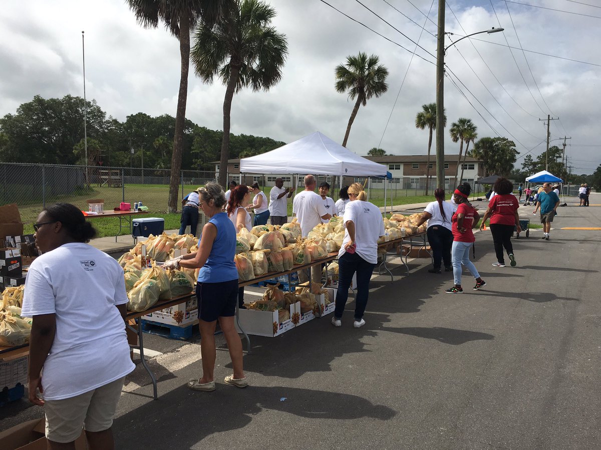 CMJoyceMorgan's tweet photo. @FarmShareFL Arlington food giveaway at Terry Parker High School..... https://t.co/HZx8Zcl4n8