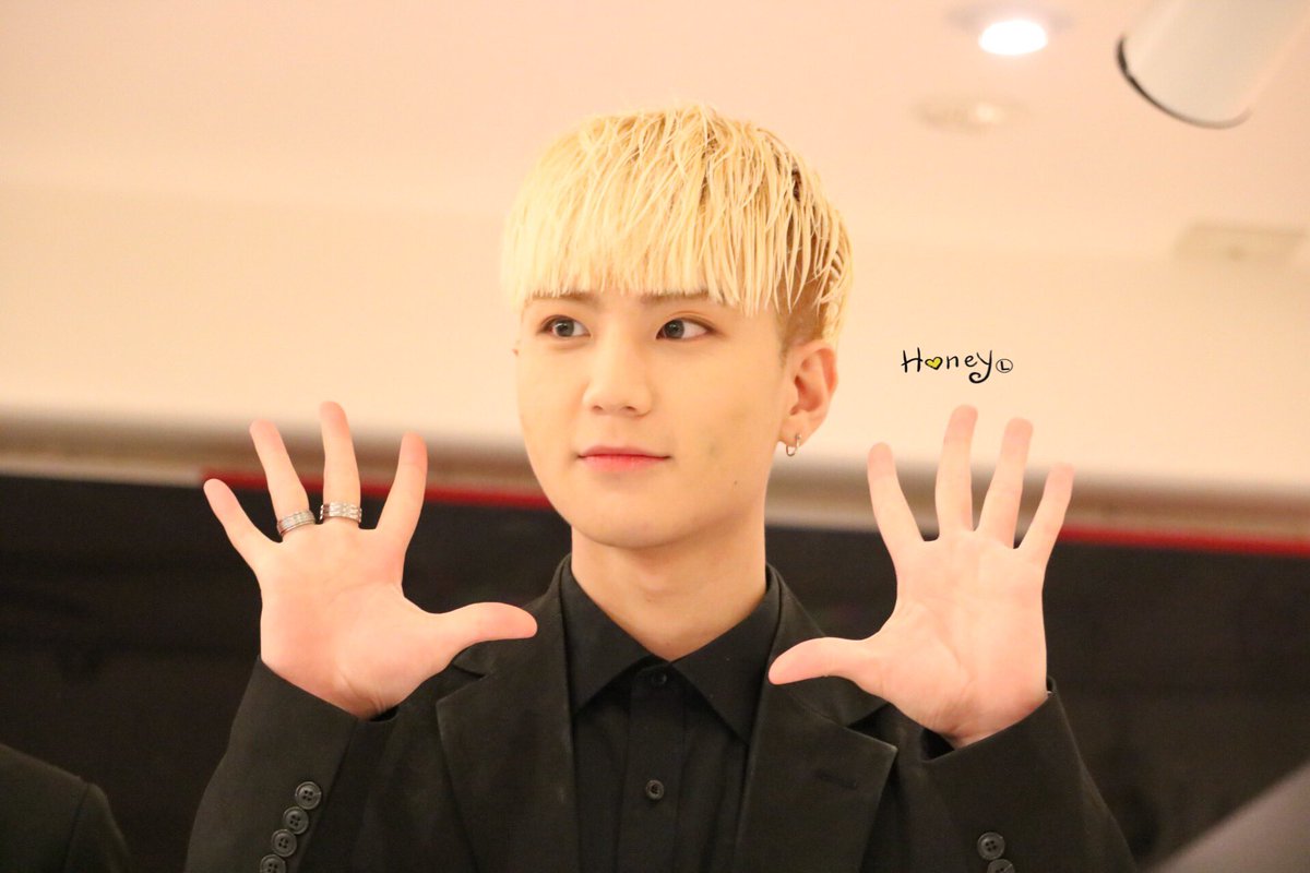 Honeylover0601's tweet photo. 【 Photo 】#AxisB #아시즈비 #アシズビ 

2017.06.21
AxisB Release Event Tour 第2弾
in ShowBox  PhotoTime📷✨

<<💌>> @AxisB_honey 👑❤️
#Honey #허니 #ホニ https://t.co/9ArRVA6MlN