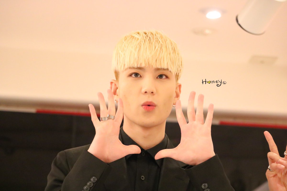 Honeylover0601's tweet photo. 【 Photo 】#AxisB #아시즈비 #アシズビ 

2017.06.21
AxisB Release Event Tour 第2弾
in ShowBox  PhotoTime📷✨

<<💌>> @AxisB_honey 👑❤️
#Honey #허니 #ホニ https://t.co/9ArRVA6MlN