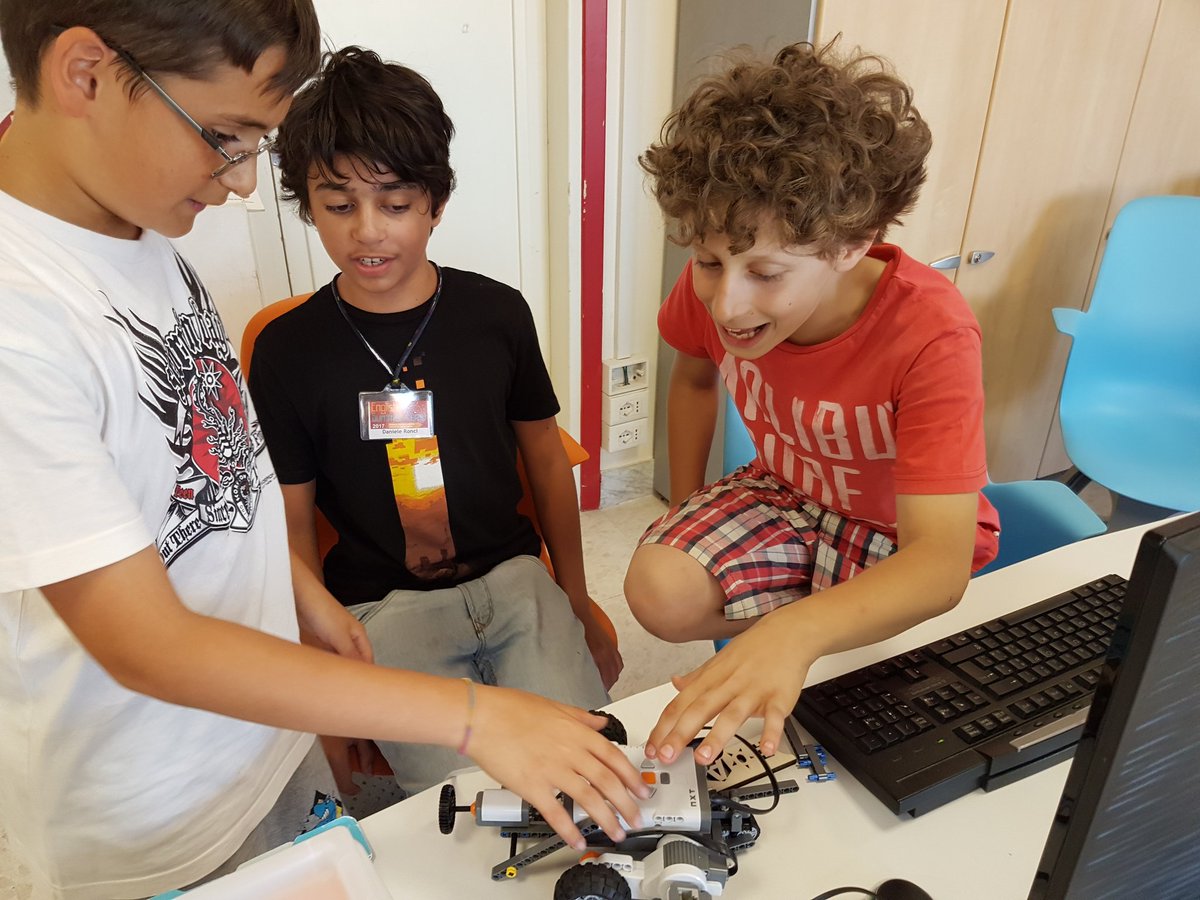 Eleonora_FMD's tweet photo. La prova dei sensori: secondo apprendimento al #RoboticCenter per preparare i robot alla gara finale #EnglishSummerCamp @fmdigitale https://t.co/5ueIBGBWx6