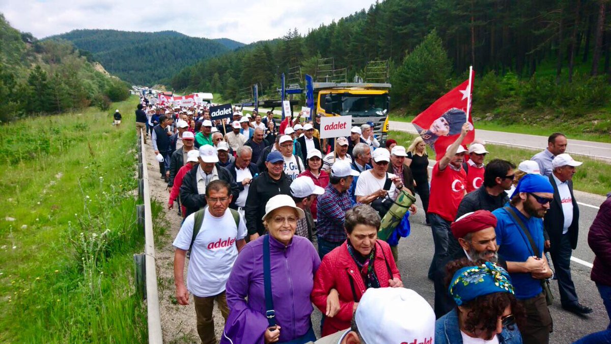 Adımlarımıza adımlar, soluğumuza yeni soluklar yetişiyor. 
Binlerce yol arkadaşımızla #AdaletYürüyüşü 'müze devam ediyoruz.
