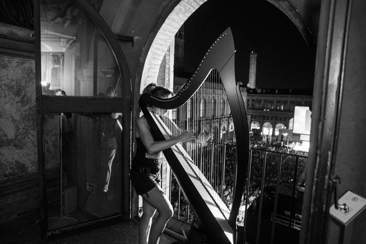 Webnotte's tweet photo. #Webnotte #RepIdee17 @MicolArpa nello scatto di #giovannicanitano https://t.co/jRA5lIZyyg https://t.co/m2KK6rG6nA