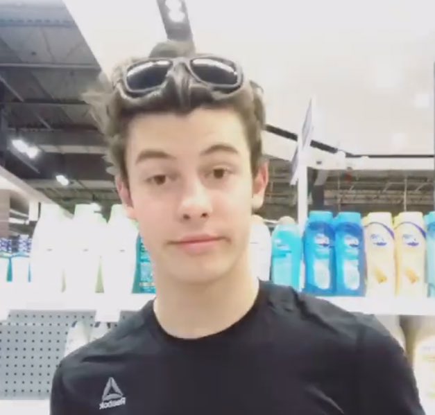 cristhofer_1998's tweet photo. @ShawnMendes Me when I see kiss seen 
#holdingmebackvideo https://t.co/3kLQGEJojo