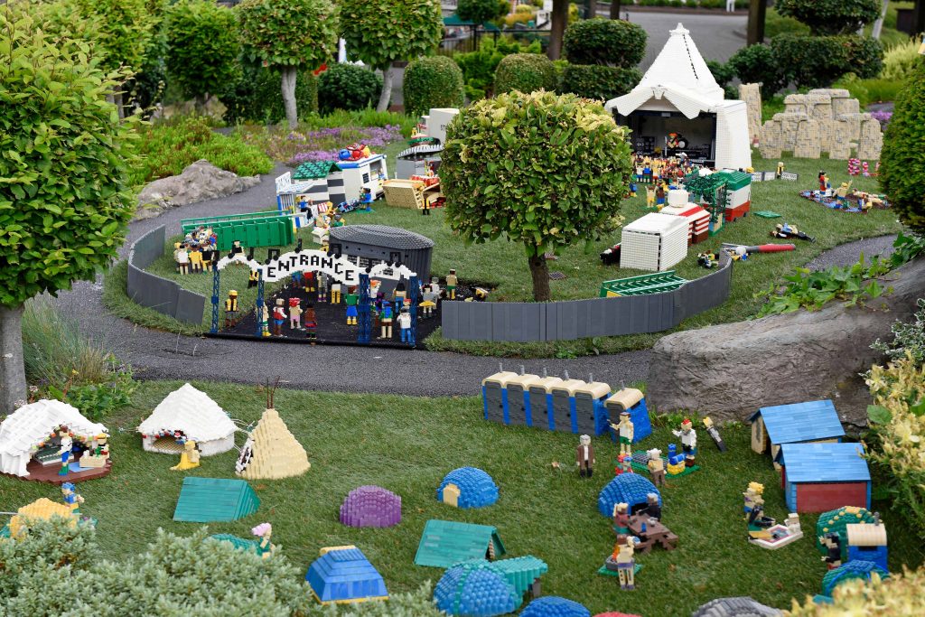 EdSheeranSpain's tweet photo. FOTOS: Legoland recrea el festival Glastonbury con la actuación de Ed Sheeran (via NME) https://t.co/b8HHbvGt1A https://t.co/4kUmZ0Q9Nl
