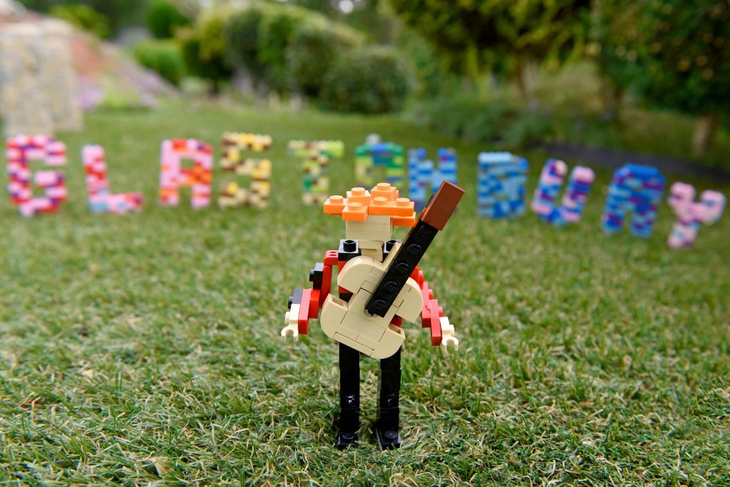 EdSheeranSpain's tweet photo. FOTOS: Legoland recrea el festival Glastonbury con la actuación de Ed Sheeran (via NME) https://t.co/b8HHbvGt1A https://t.co/4kUmZ0Q9Nl