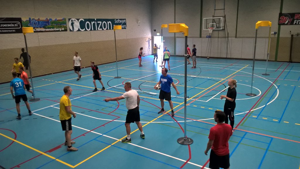 FELBosch's tweet photo. @NoorderSport docenten fanatiek tijdens korfbal clinic met dank aan Mike van Zernike College https://t.co/vPRnCNOmG0