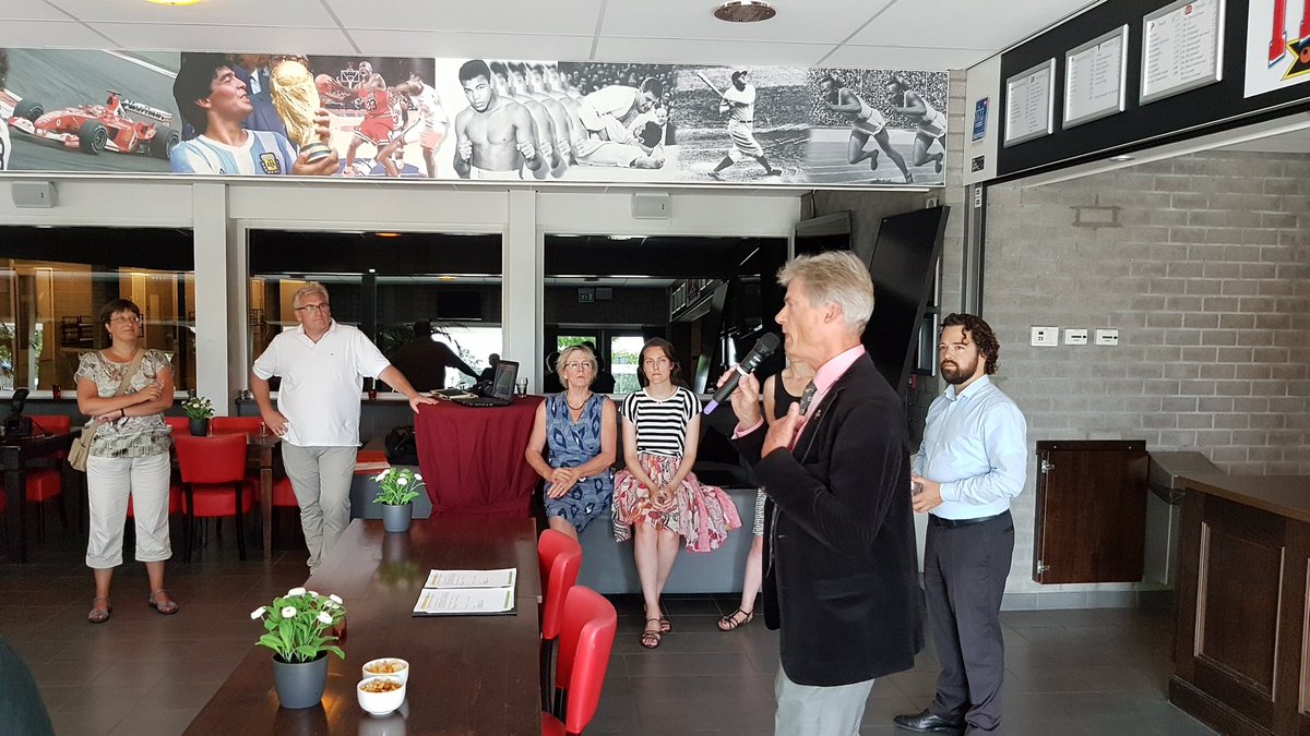 MarcusRolloos's tweet photo. Aanwezig bij tekening contract @gem_oegstgeest en @LEOOcoop voor 100en #zonnepanelen op sporthal De Cuyl. Zet hem op mensen! https://t.co/r6wEhAZ4ul